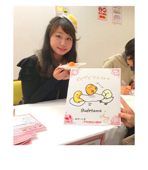 Hoạ sĩ AMY bên đứa con tinh thần Gudetama.